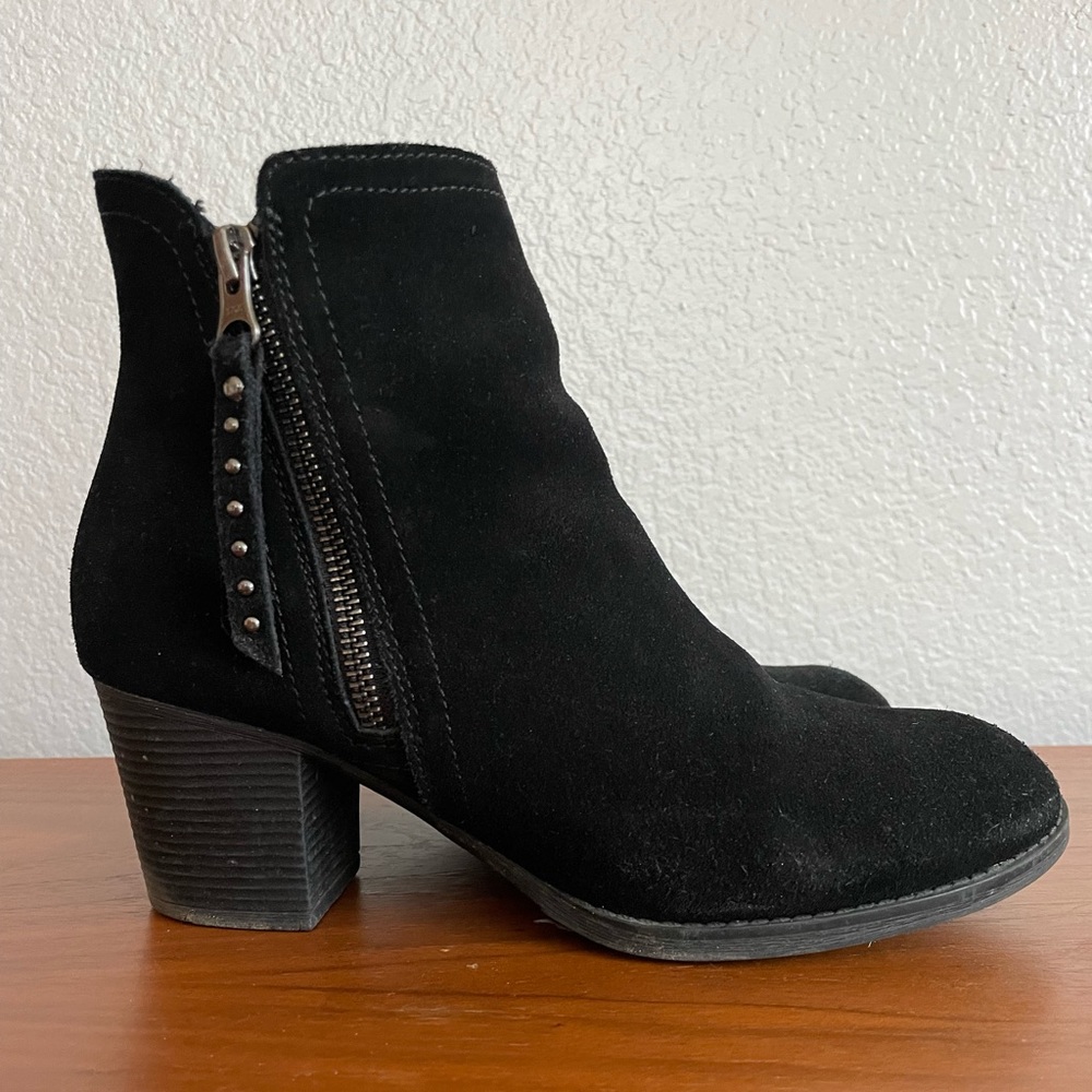 Skechers size 8 booties. Like new, worn just a few times.